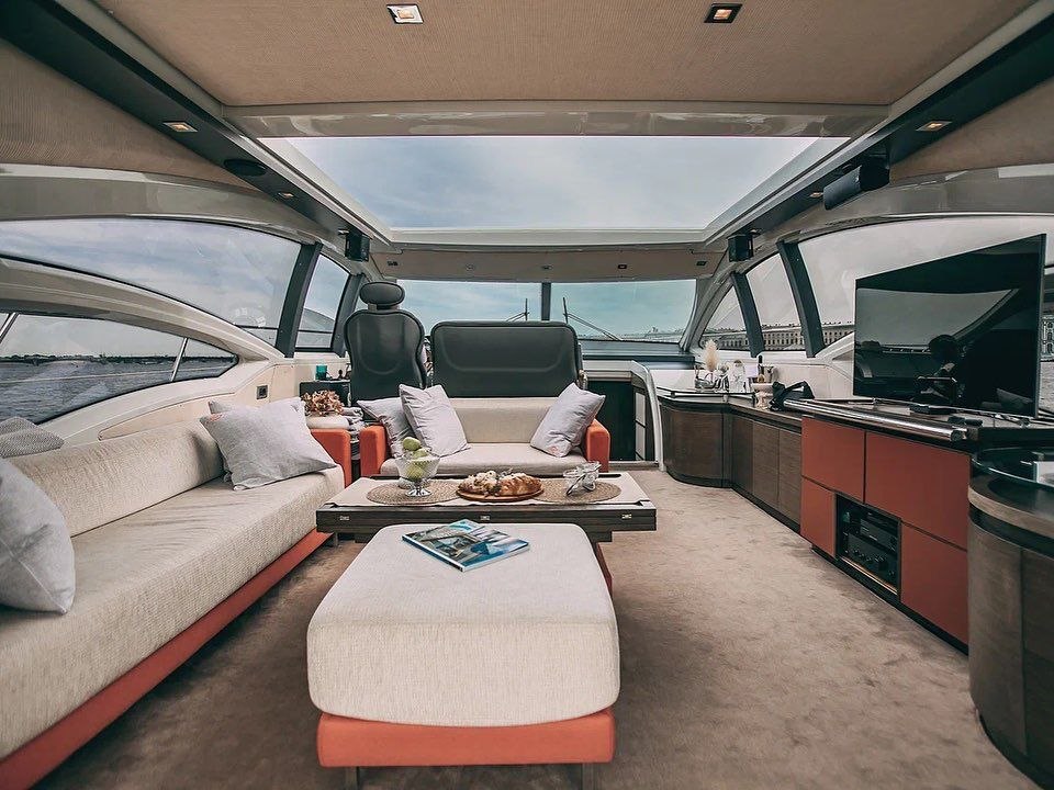 Кормовая палуба яхты «Azimut 62» для приёма гостей