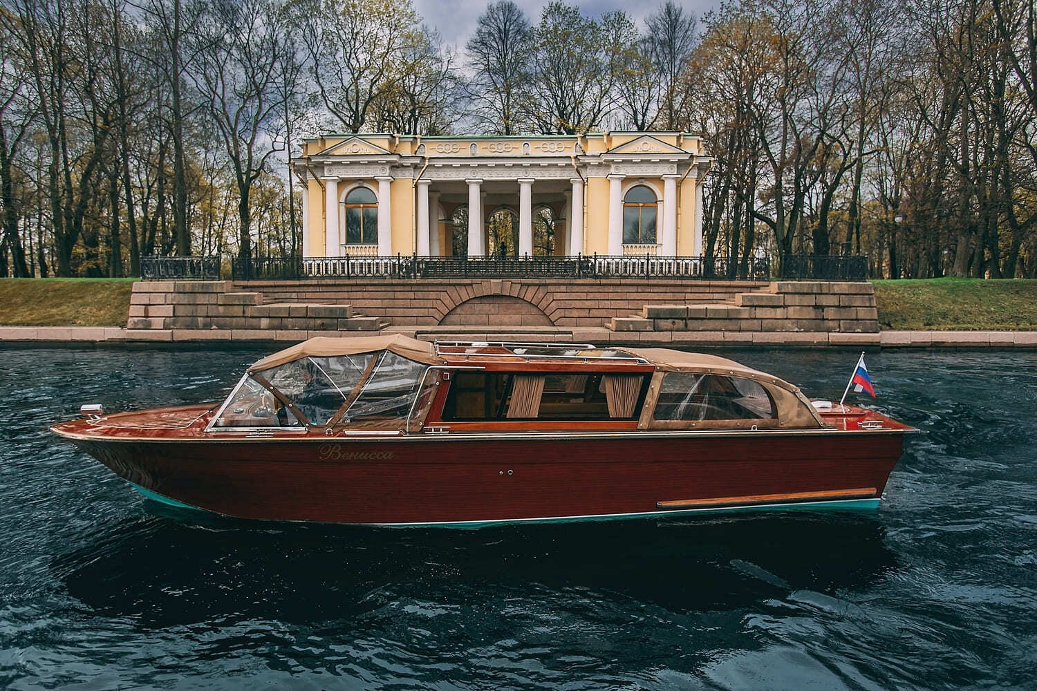 Интерьер каюты катера «Венисса» — флот АДМИРАЛЪ