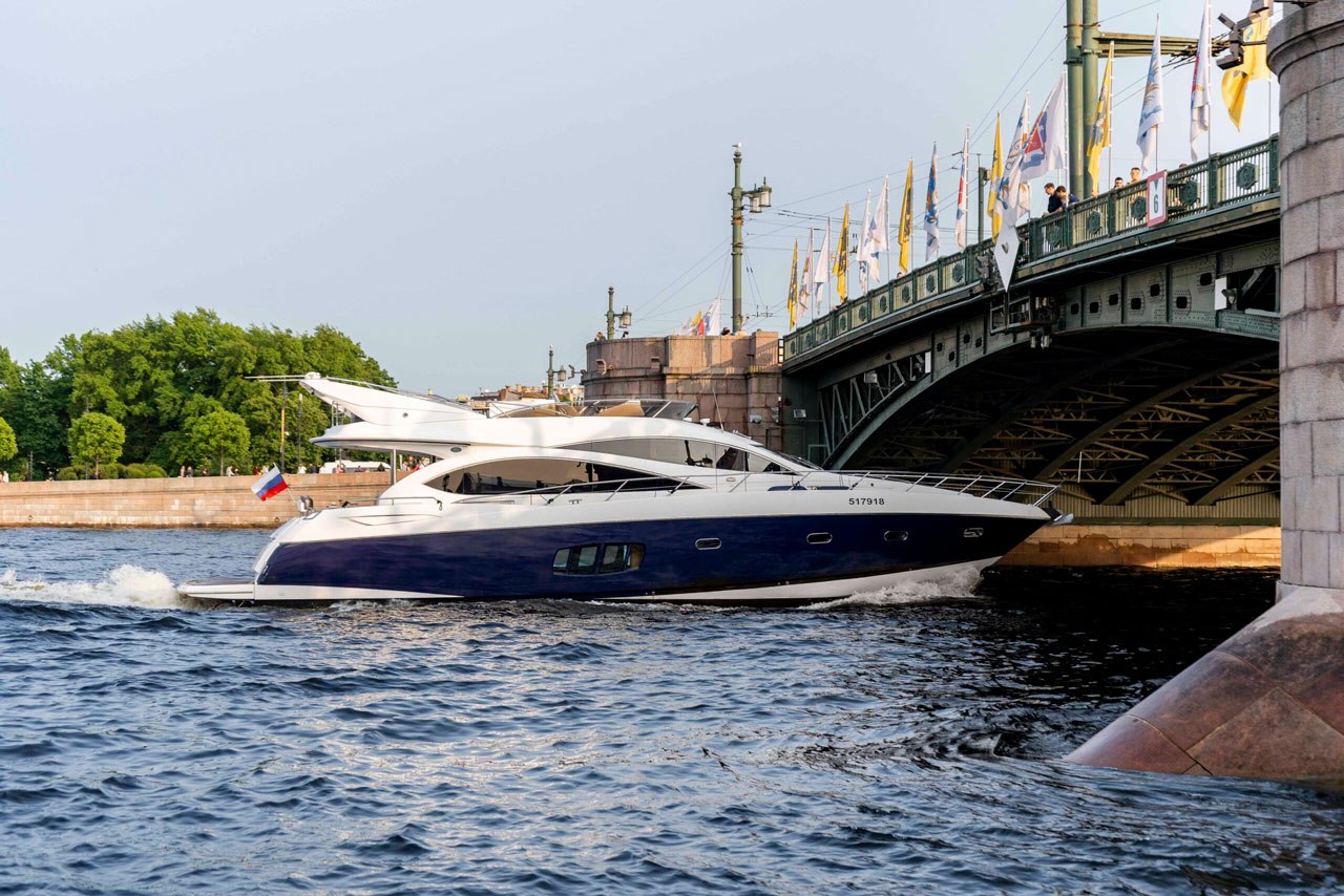 Гости поднимаются на яхту «Sunseeker Pallada 70» перед выходом в акваторию (16)