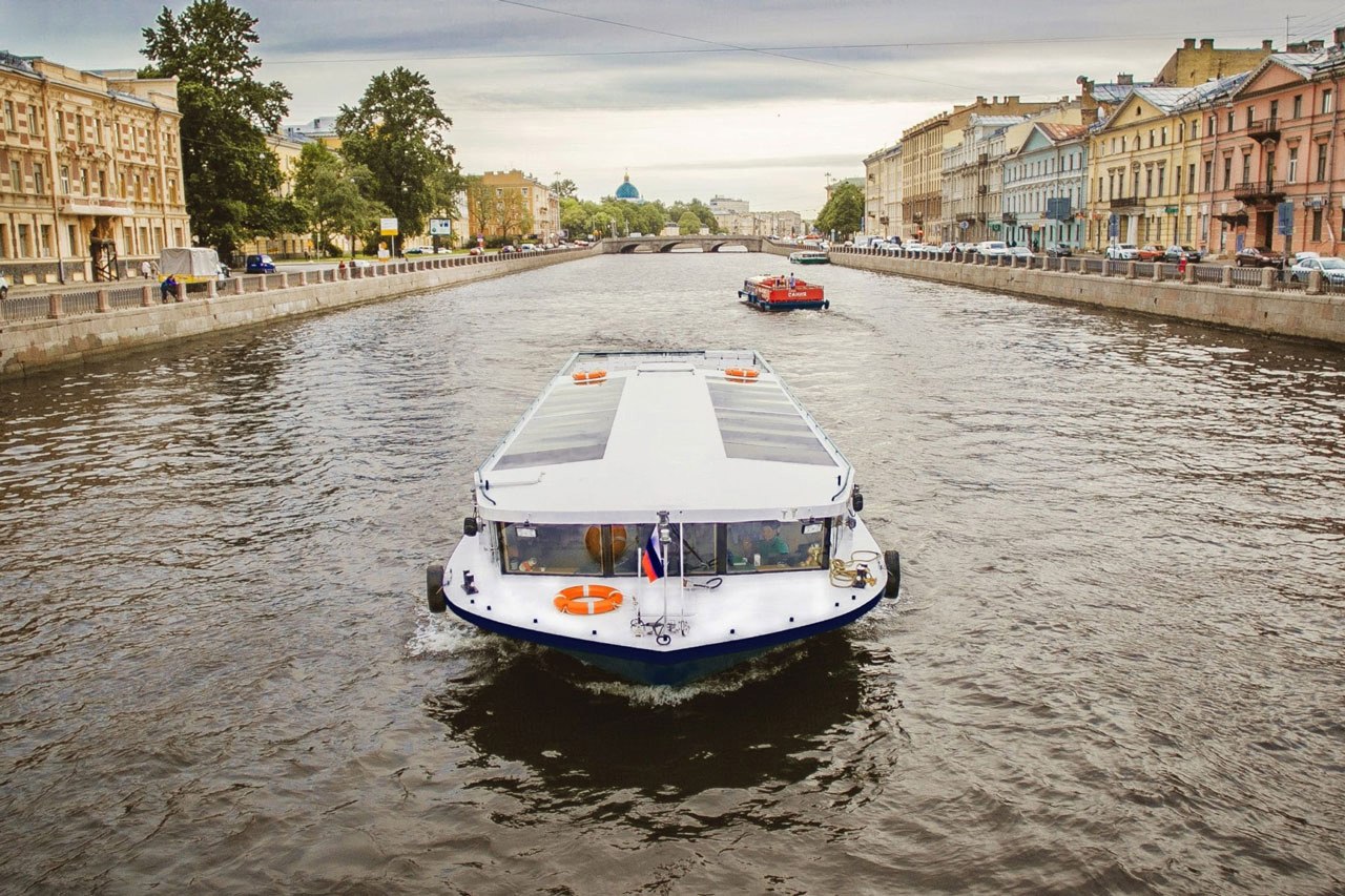 Теплоход «Марго» ночью у разводных мостов Петербурга