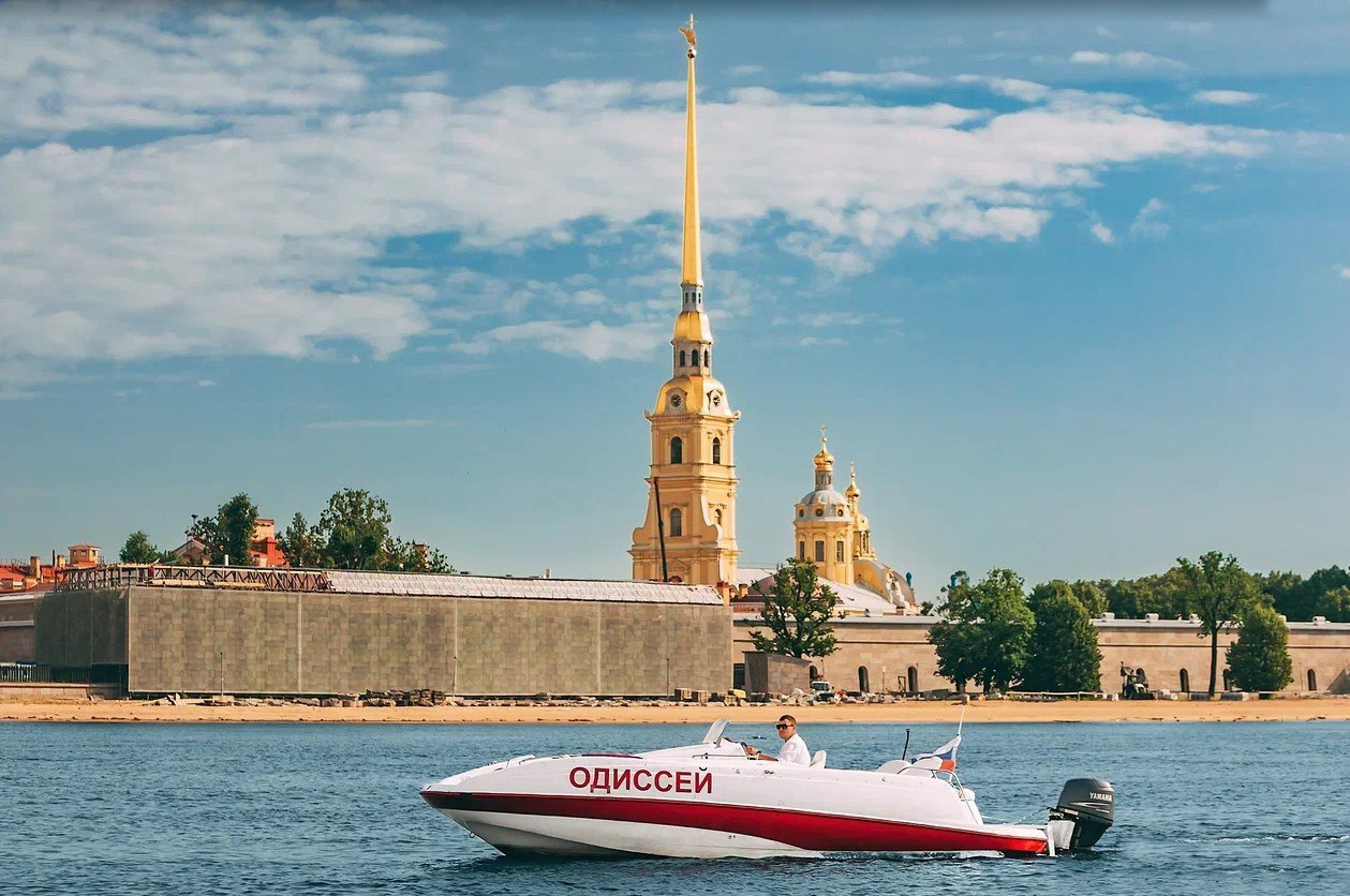 Гости поднимаются на катер «Одиссей» перед выходом в акваторию (16)