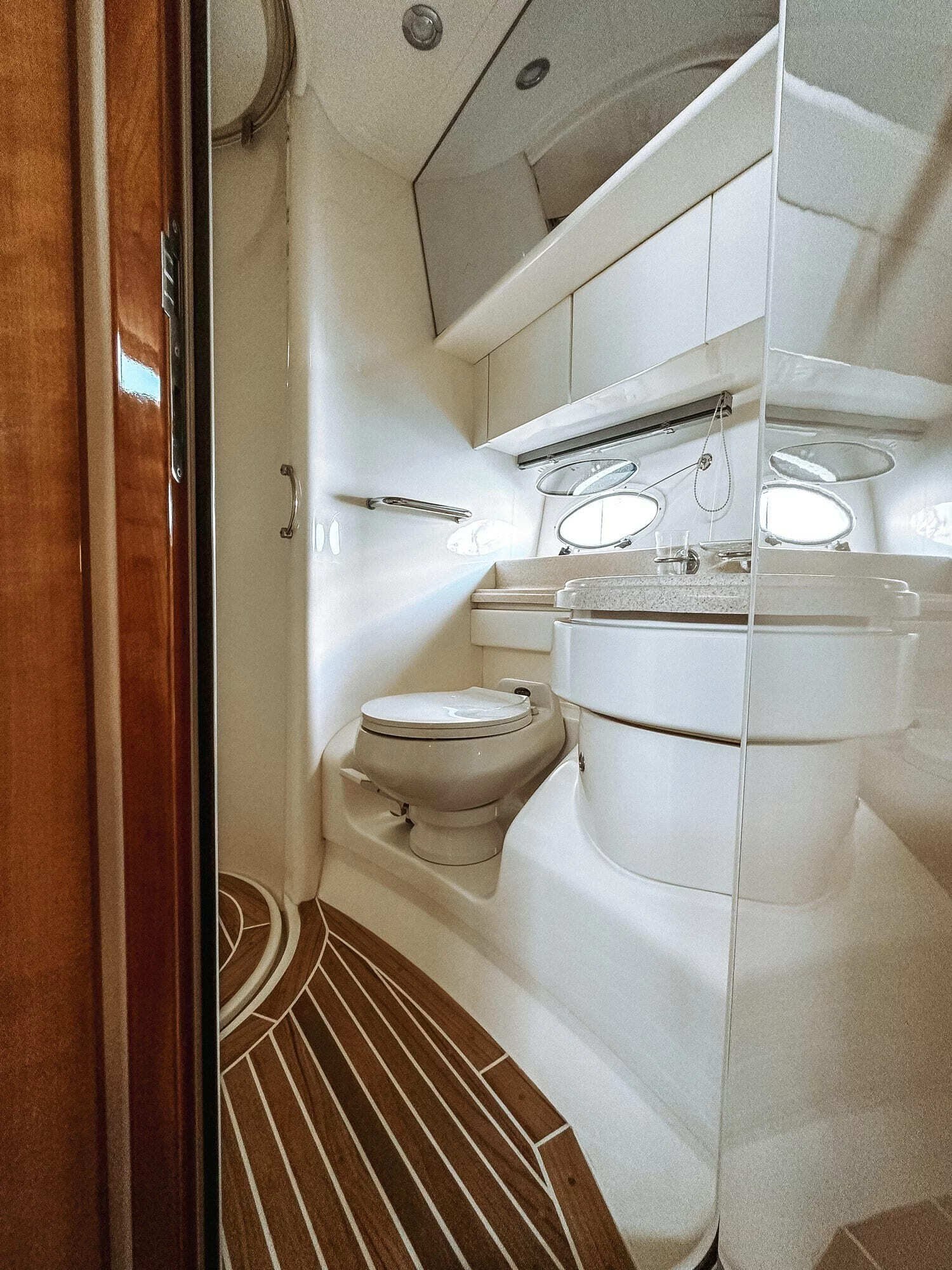 Яхта «Азимут 46 / Azimut 46» — салон и палуба, прямое бронирование (15)