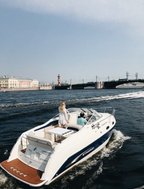 Штурвал и рубка катера «Саншайн» — снаряжение к рейсу