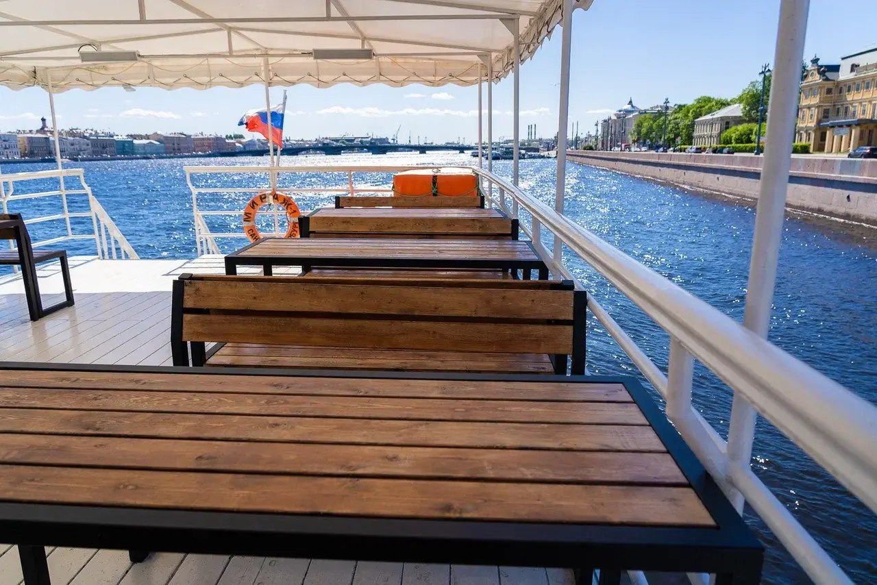 Теплоход «Мираж» ночью у разводных мостов Петербурга