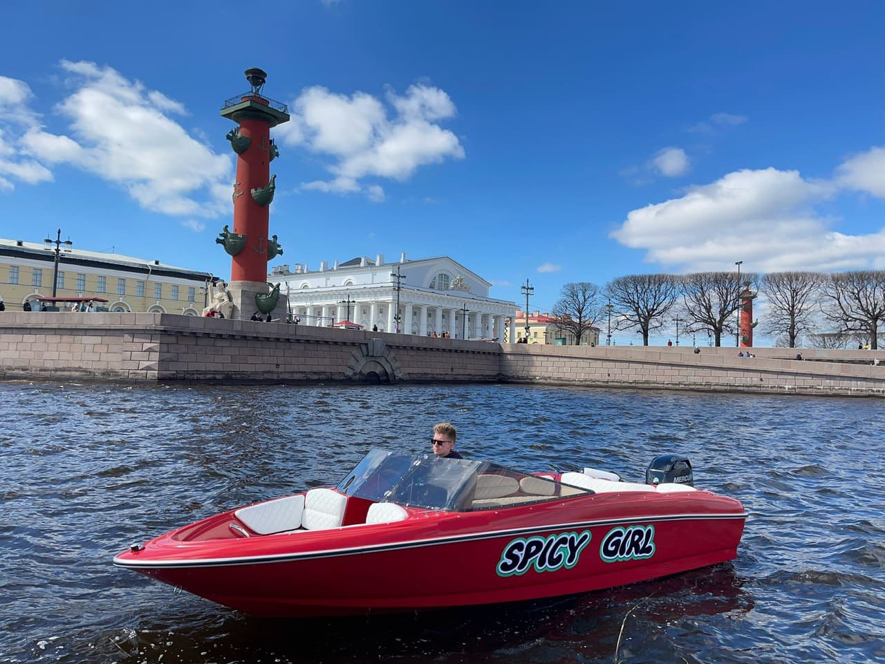 Катер «Спайси Герл / Spicy Girl» ночью у разводных мостов Петербурга