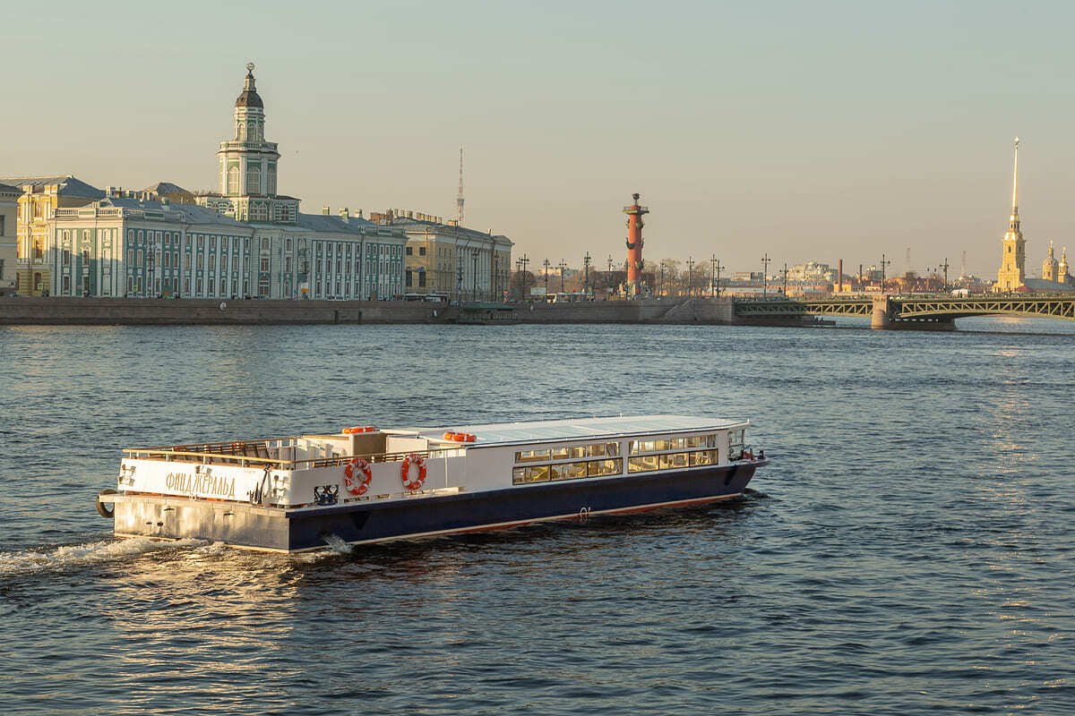 Борт «Фицджеральд» (теплоход) у причала на Петровской косе