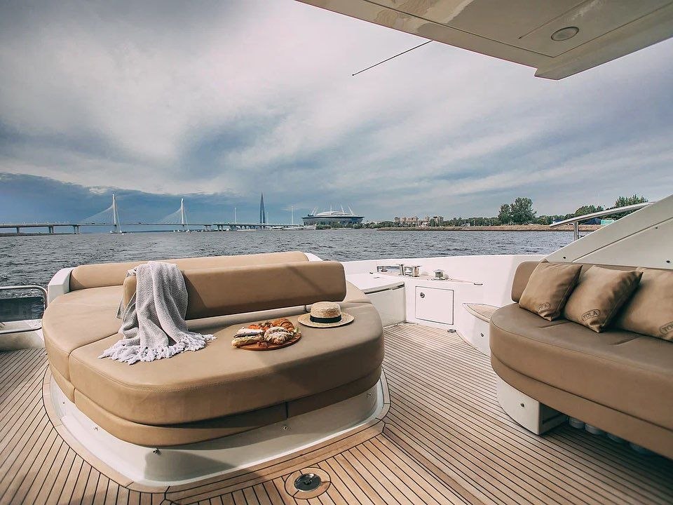Гости поднимаются на яхту «Azimut 62» перед выходом в акваторию