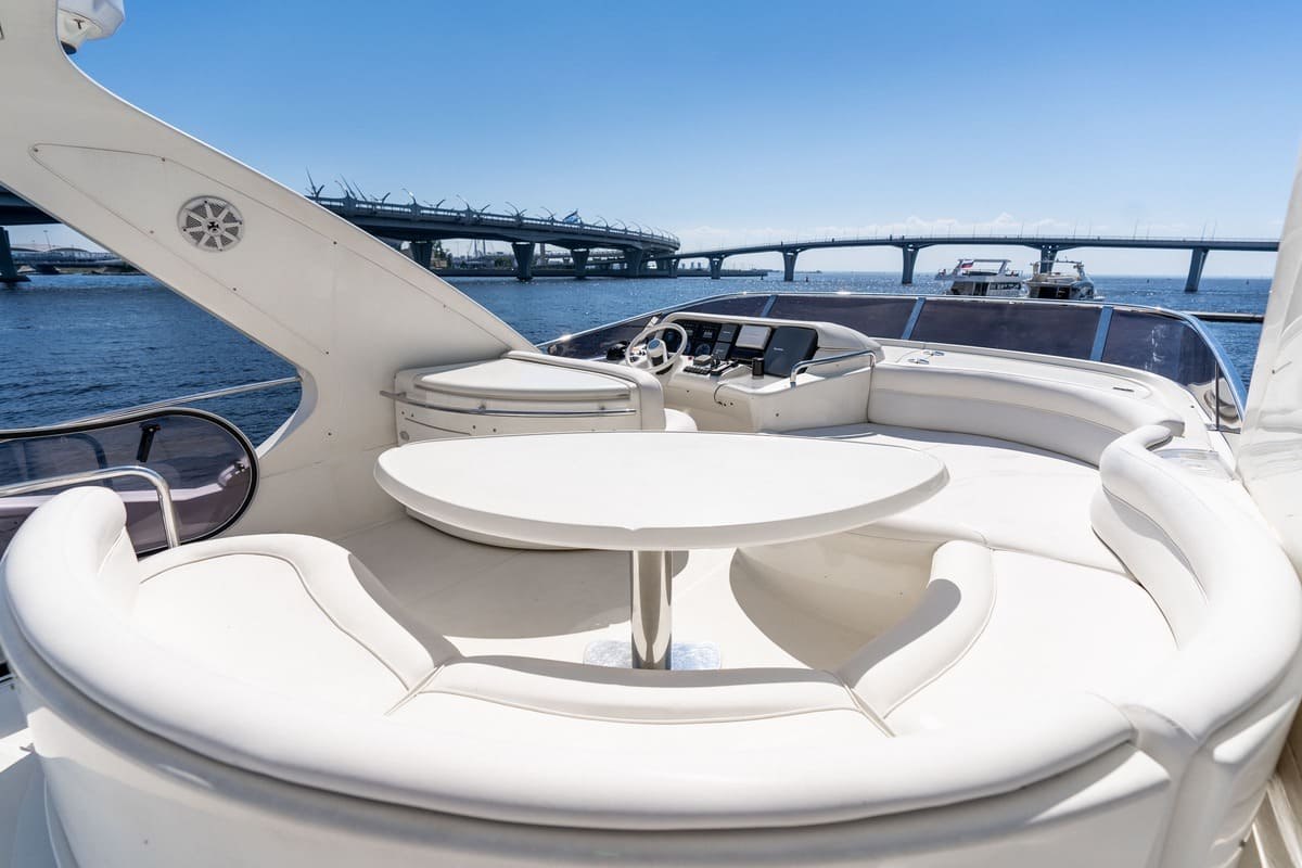 Яхта «Азимут 55 / Azimut 55» на прогулке по Неве и заливу