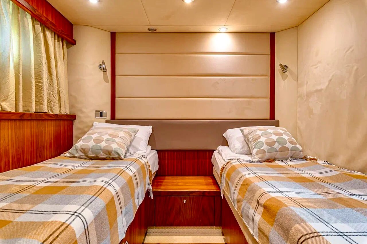Яхта «Sunseeker Pallada 70» — салон и палуба, прямое бронирование (15)