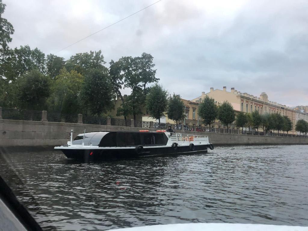 Швартовка теплохода «Форт Ривер» в марине перед арендой