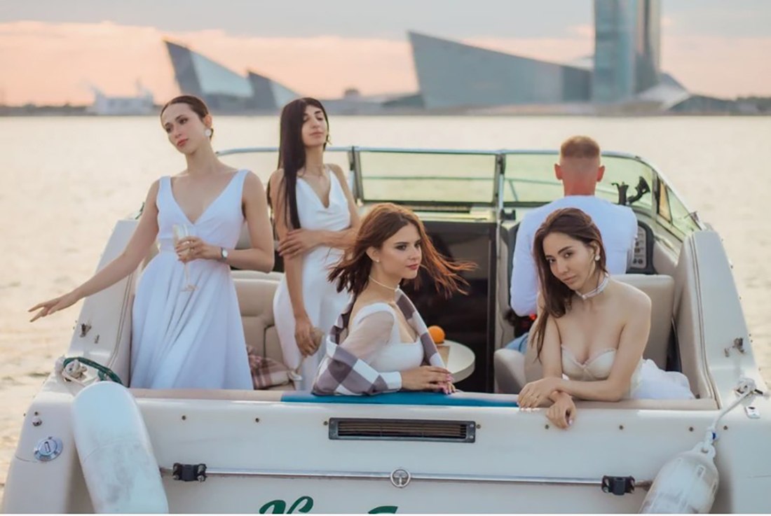 Катер «Катюша» ночью у разводных мостов Петербурга