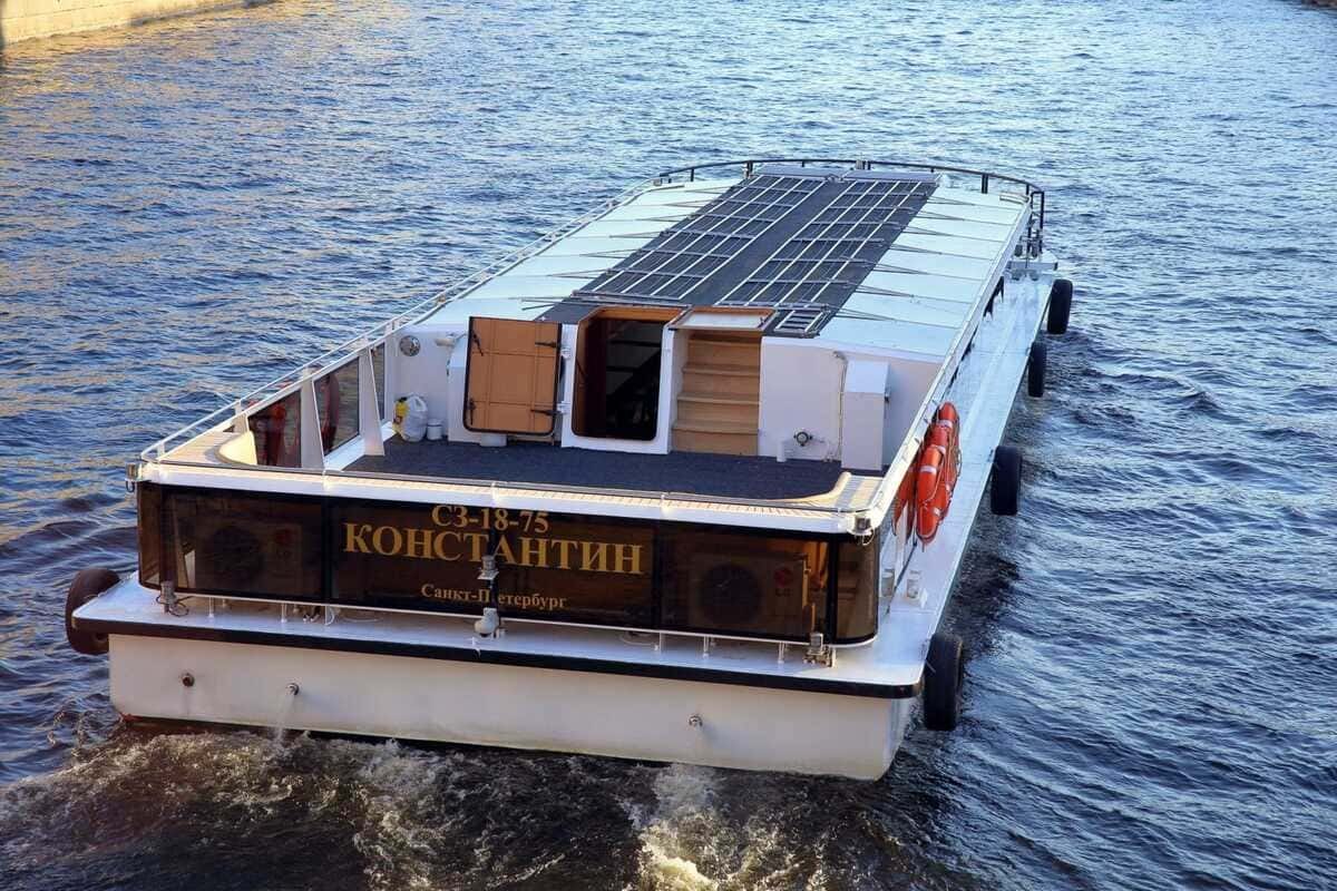 Борт «Константин» (теплоход) у причала на Петровской косе