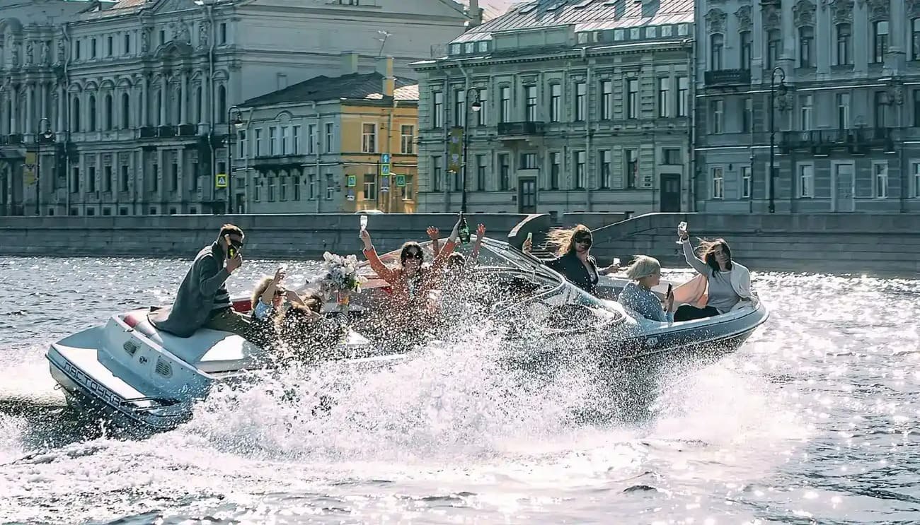 Швартовка катера «Ласточка» в марине перед арендой
