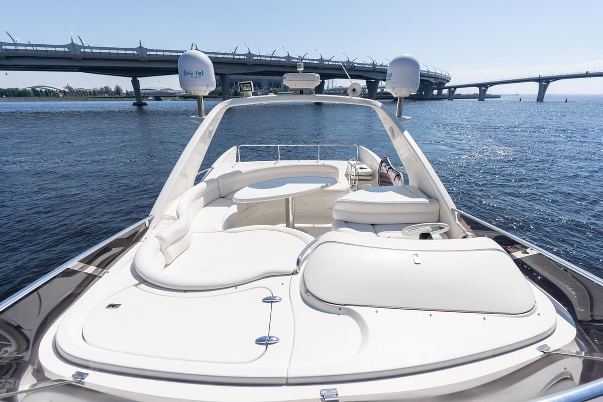 Яхта «Азимут 55 / Azimut 55» — салон и палуба, прямое бронирование