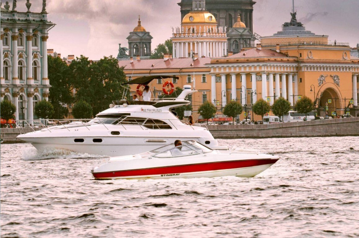 Катер «Стинг 185 (Stingray 185)» ночью у разводных мостов Петербурга