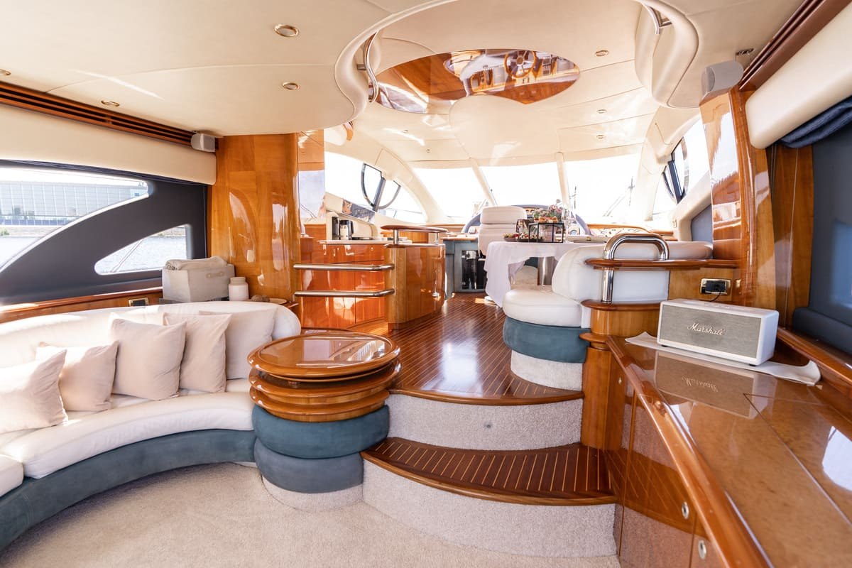 Кормовая палуба яхты «Азимут 55 / Azimut 55» для приёма гостей
