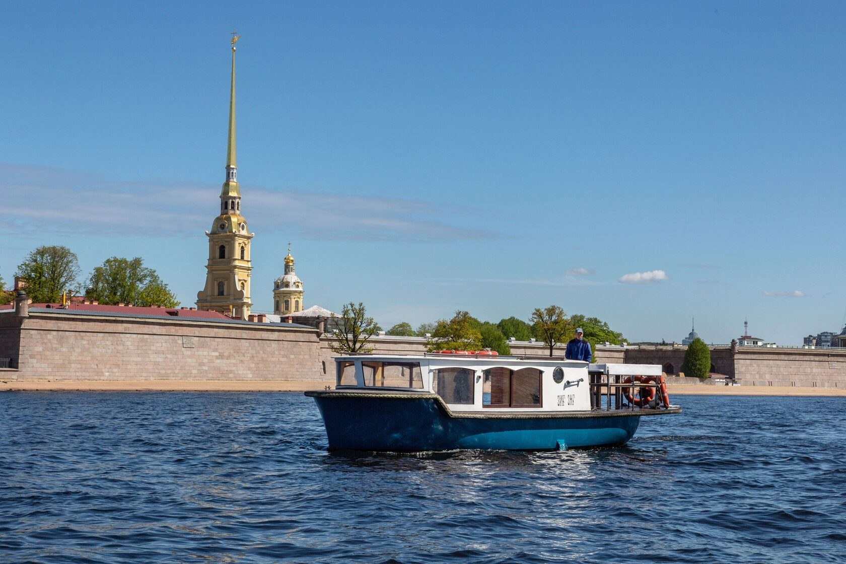 Швартовка теплохода «Зиг-Заг» в марине перед арендой