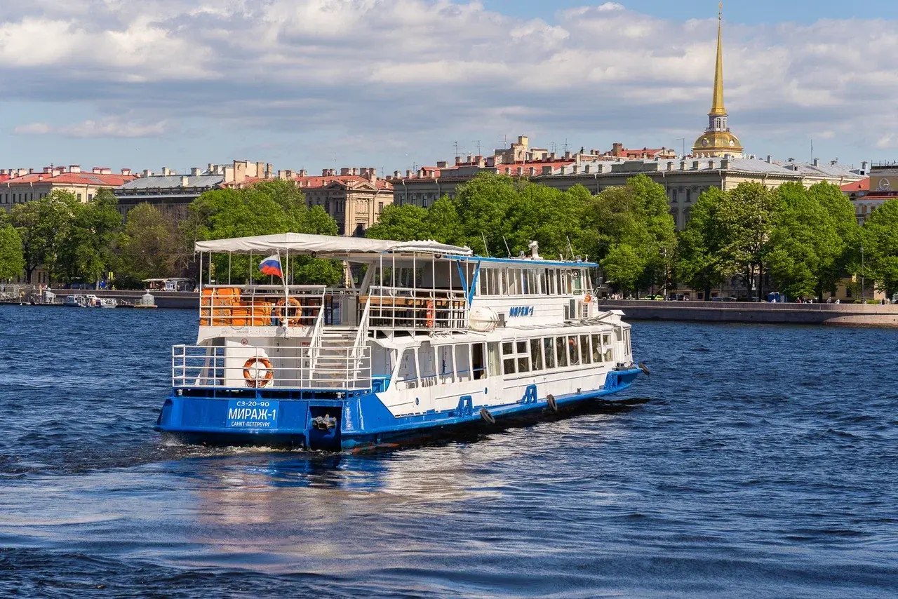 Борт «Мираж» (теплоход) у причала на Петровской косе