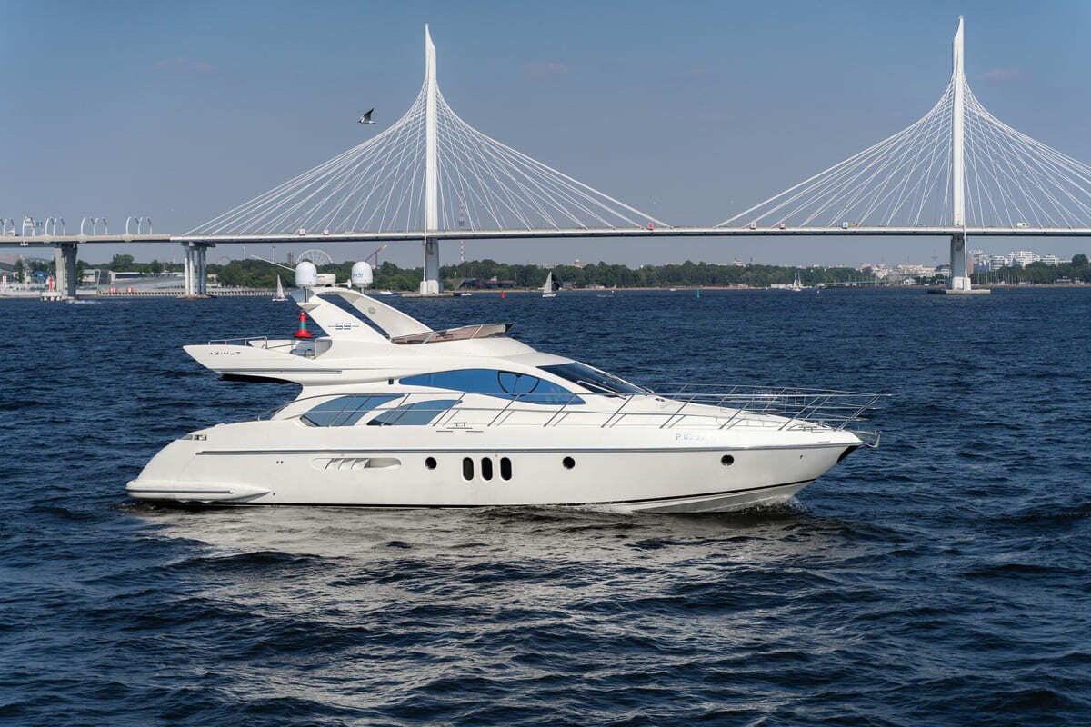 Гости поднимаются на яхту «Азимут 55 / Azimut 55» перед выходом в акваторию (16)