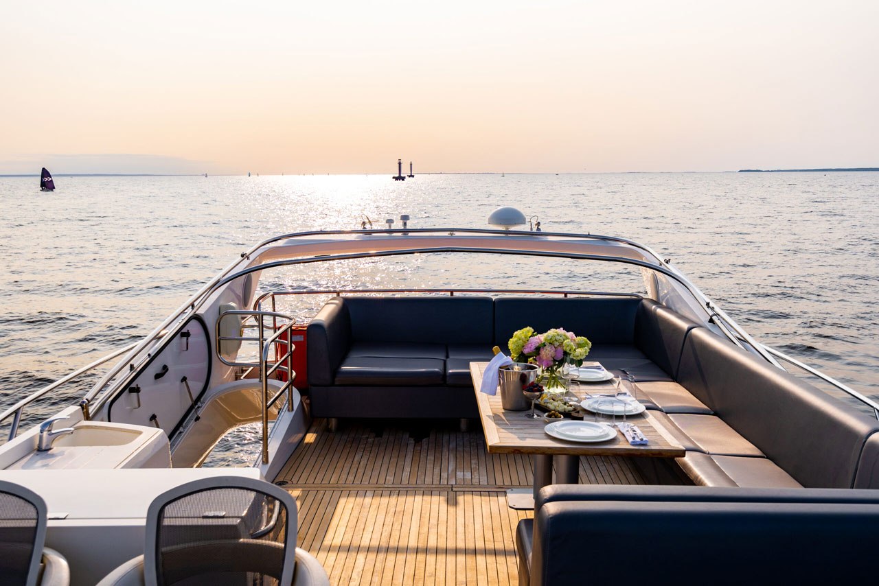 Яхта «Sunseeker Pallada 70» — салон и палуба, прямое бронирование