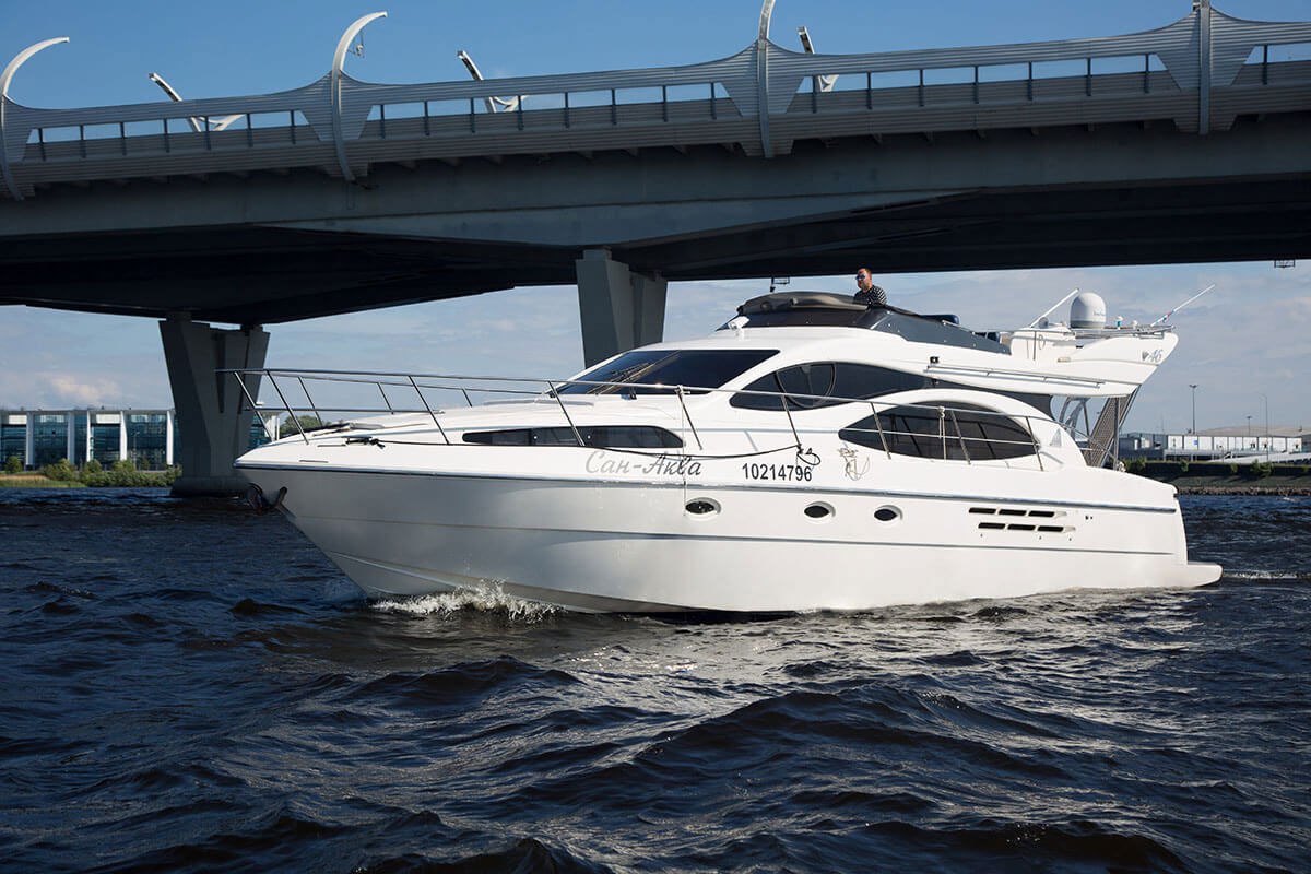 Гости поднимаются на яхту «Азимут 46 / Azimut 46» перед выходом в акваторию (16)