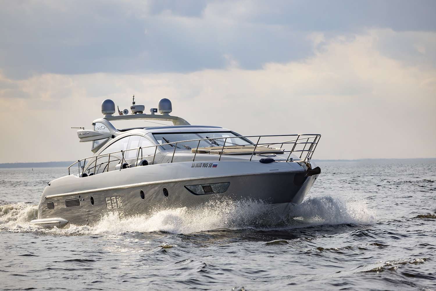 Гости поднимаются на яхту «Azimut 62» перед выходом в акваторию (16)