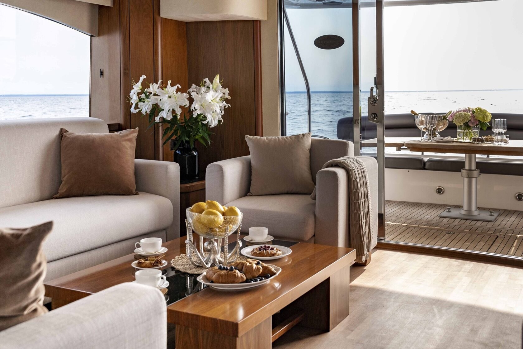 Яхта «Sunseeker Pallada 70» ночью у разводных мостов Петербурга