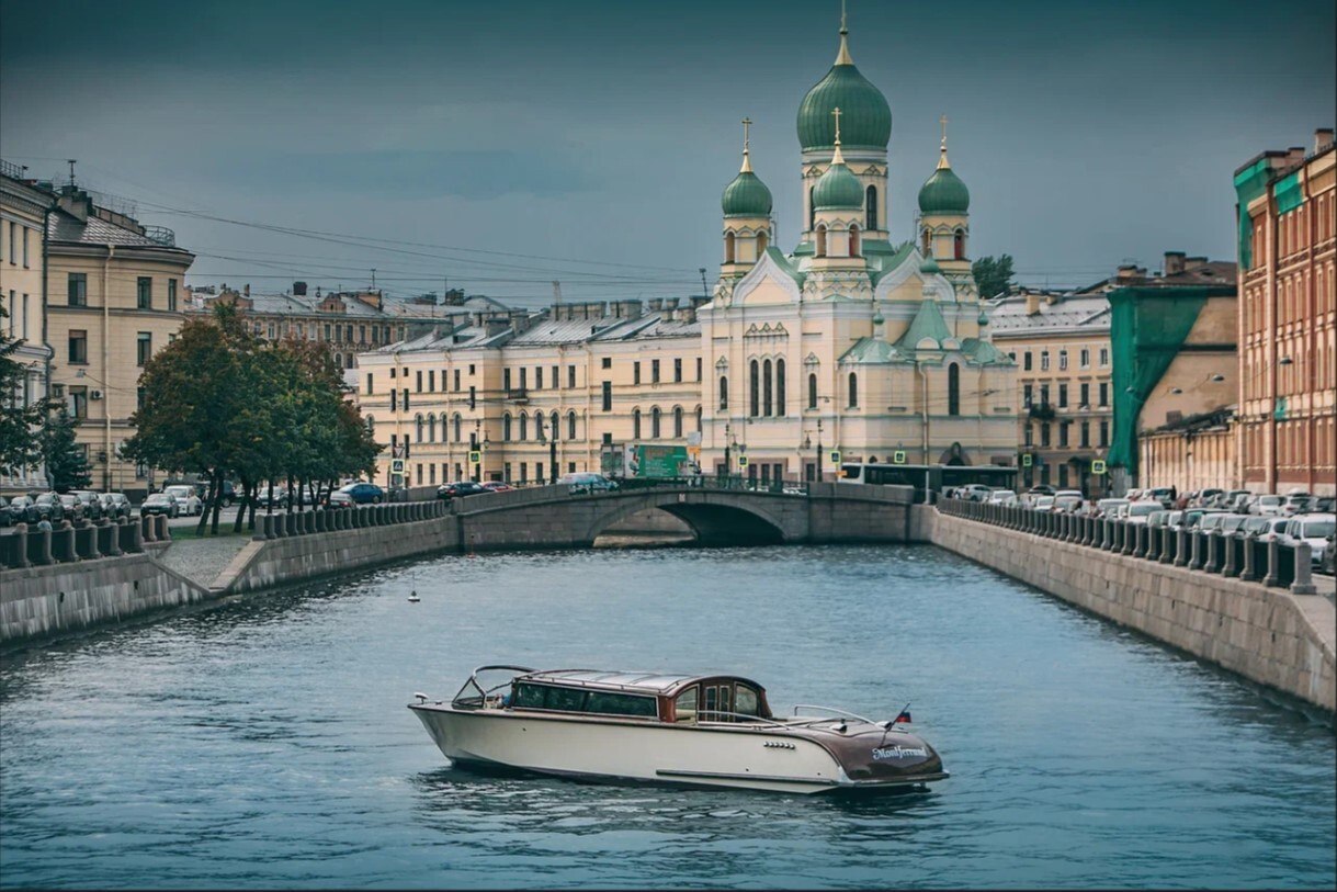 Катер «Монферран» ночью у разводных мостов Петербурга