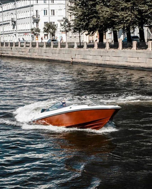 Катер «Сабай» ночью у разводных мостов Петербурга