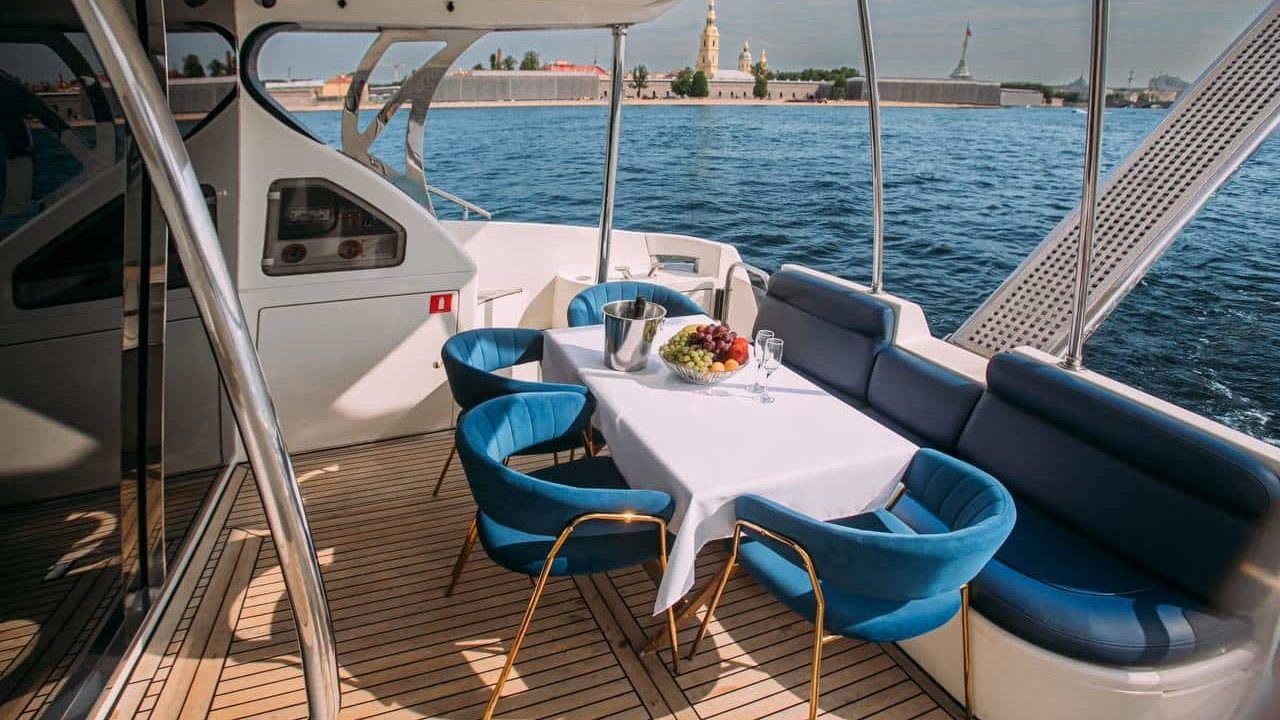 Яхта «Азимут 46 / Azimut 46» под парусом на закате — Финский залив