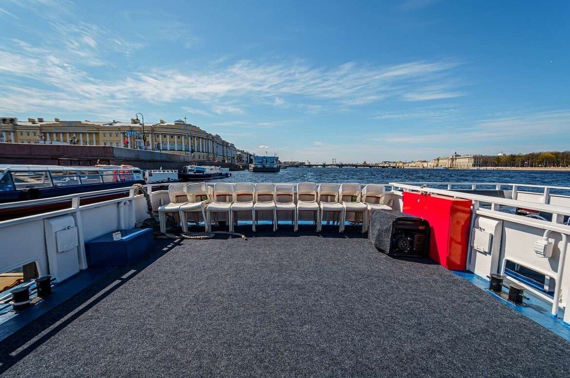 Штурвал и рубка теплохода «Тамерлан» — снаряжение к рейсу