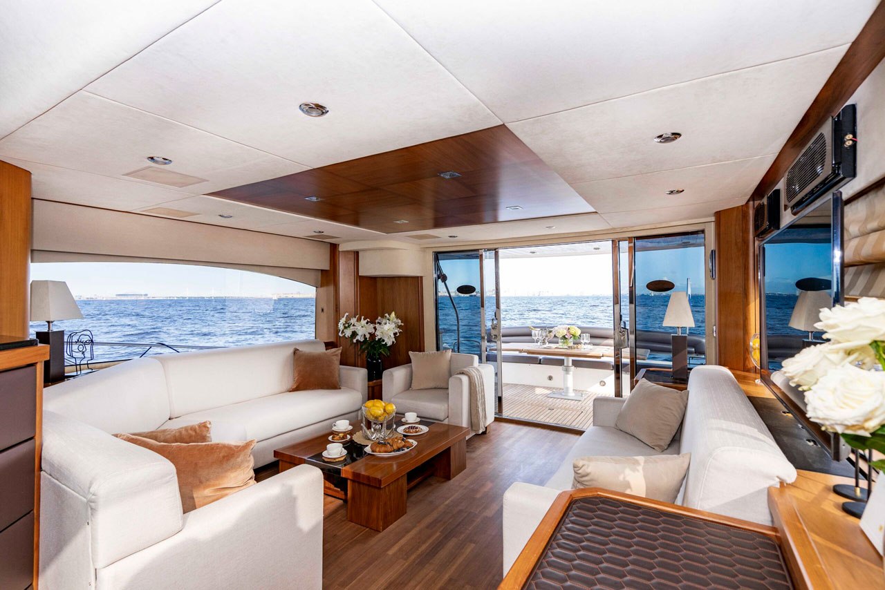 Кормовая палуба яхты «Sunseeker Pallada 70» для приёма гостей