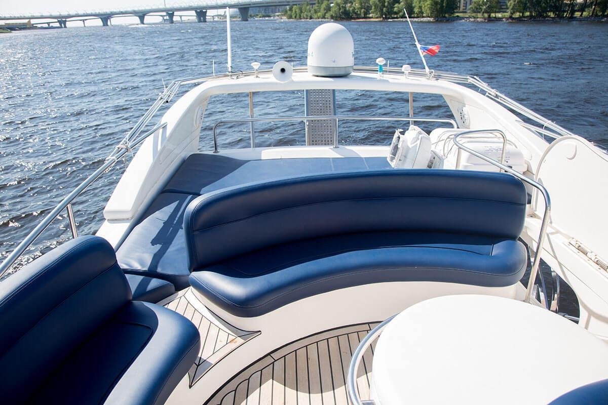 Гости поднимаются на яхту «Азимут 46 / Azimut 46» перед выходом в акваторию