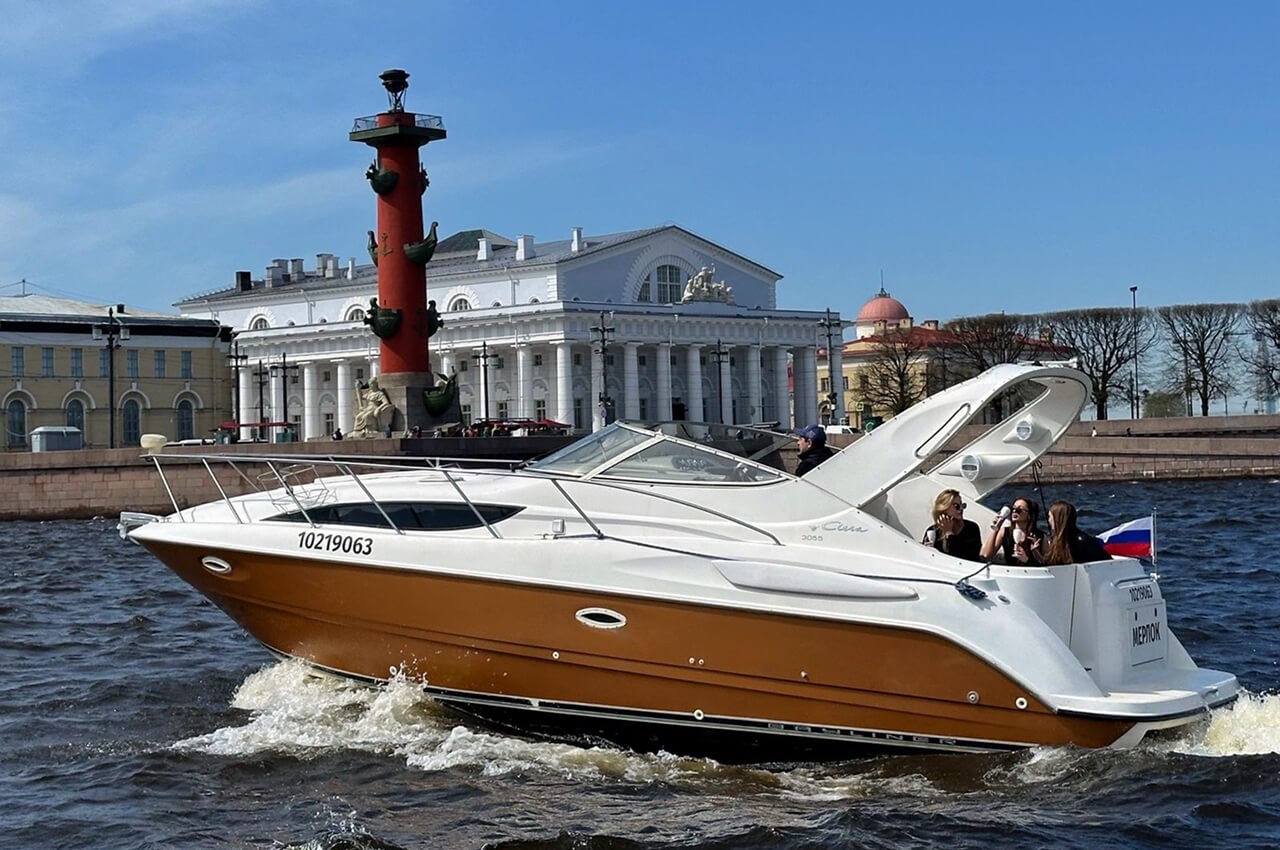 Борт «Мерлок» (катер) у причала на Петровской косе