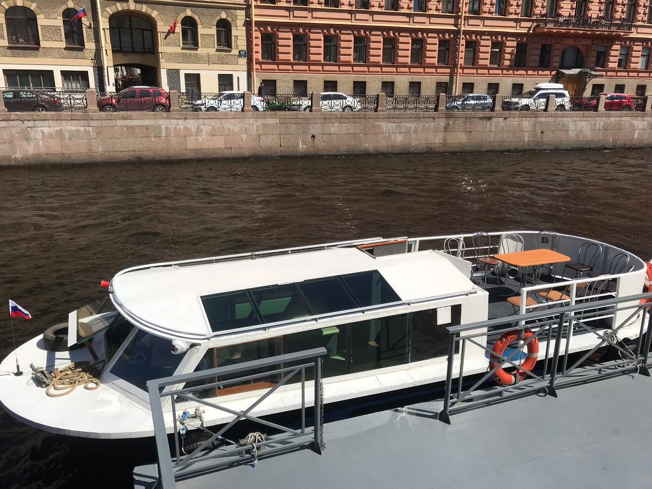 Борт «Витязь» (теплоход) у причала на Петровской косе