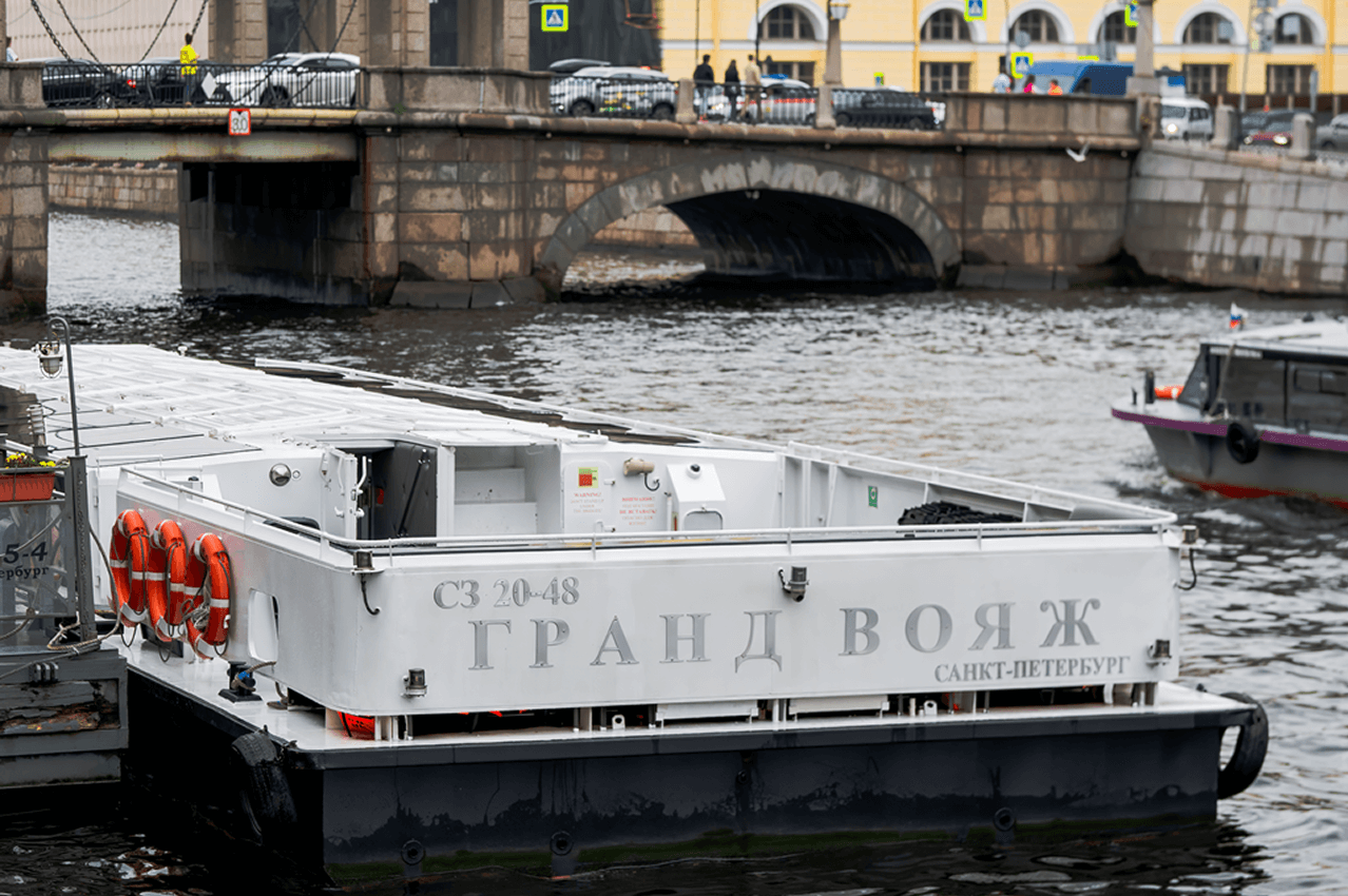 Штурвал и рубка теплохода «Гранд Вояж (Grand Voyage)» — снаряжение к рейсу