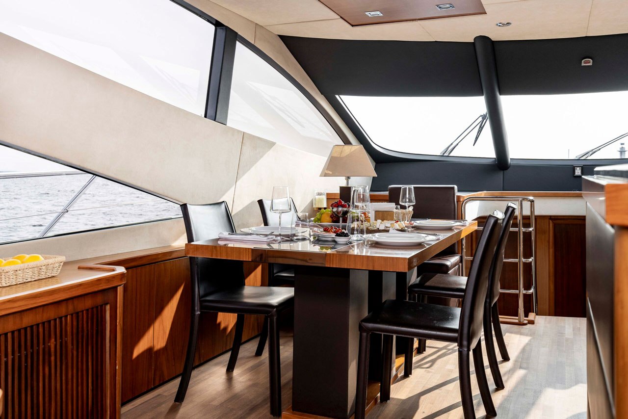 Яхта «Sunseeker Pallada 70» проходит фарватером мимо фортов Кронштадта