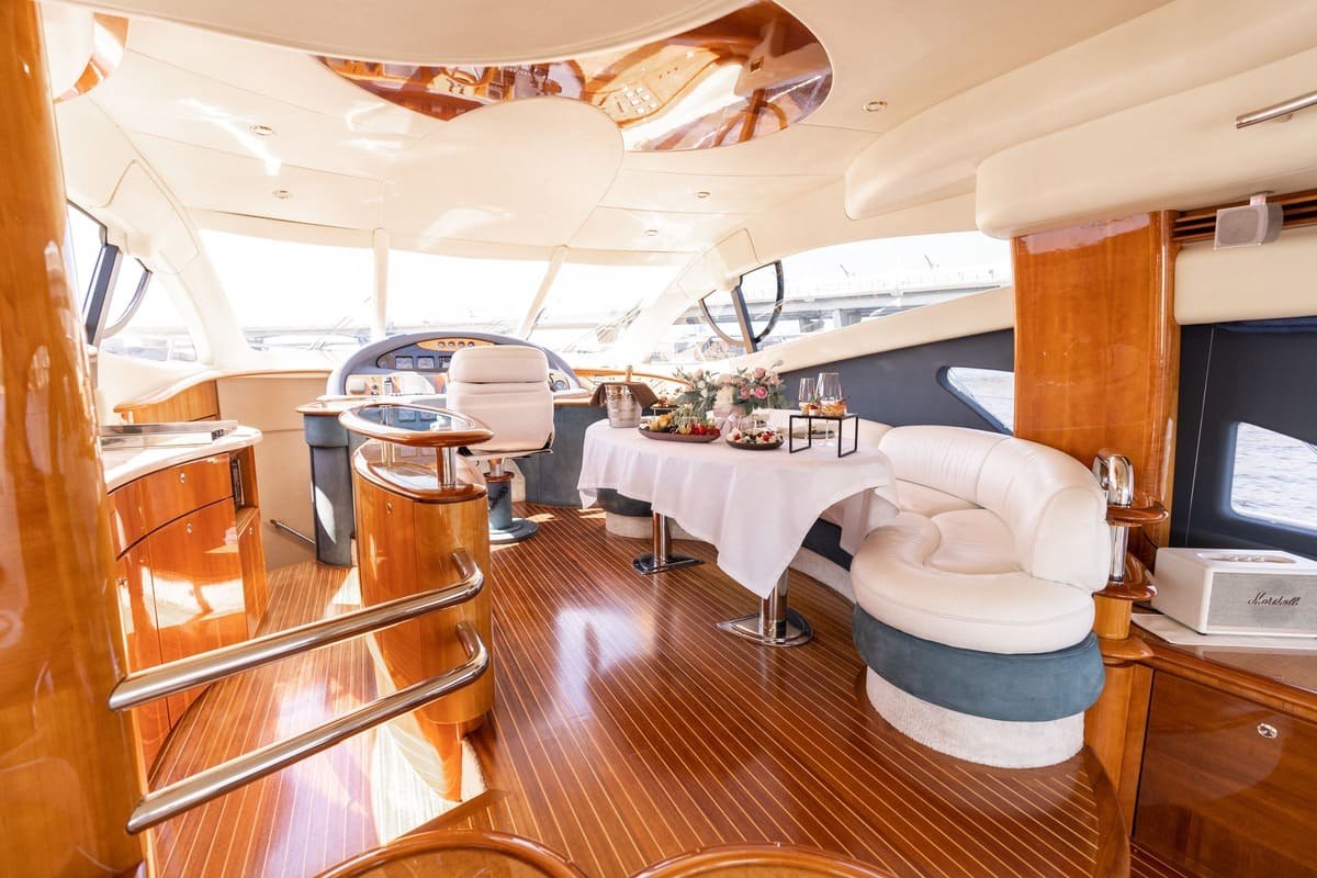 Яхта «Азимут 55 / Azimut 55» ночью у разводных мостов Петербурга