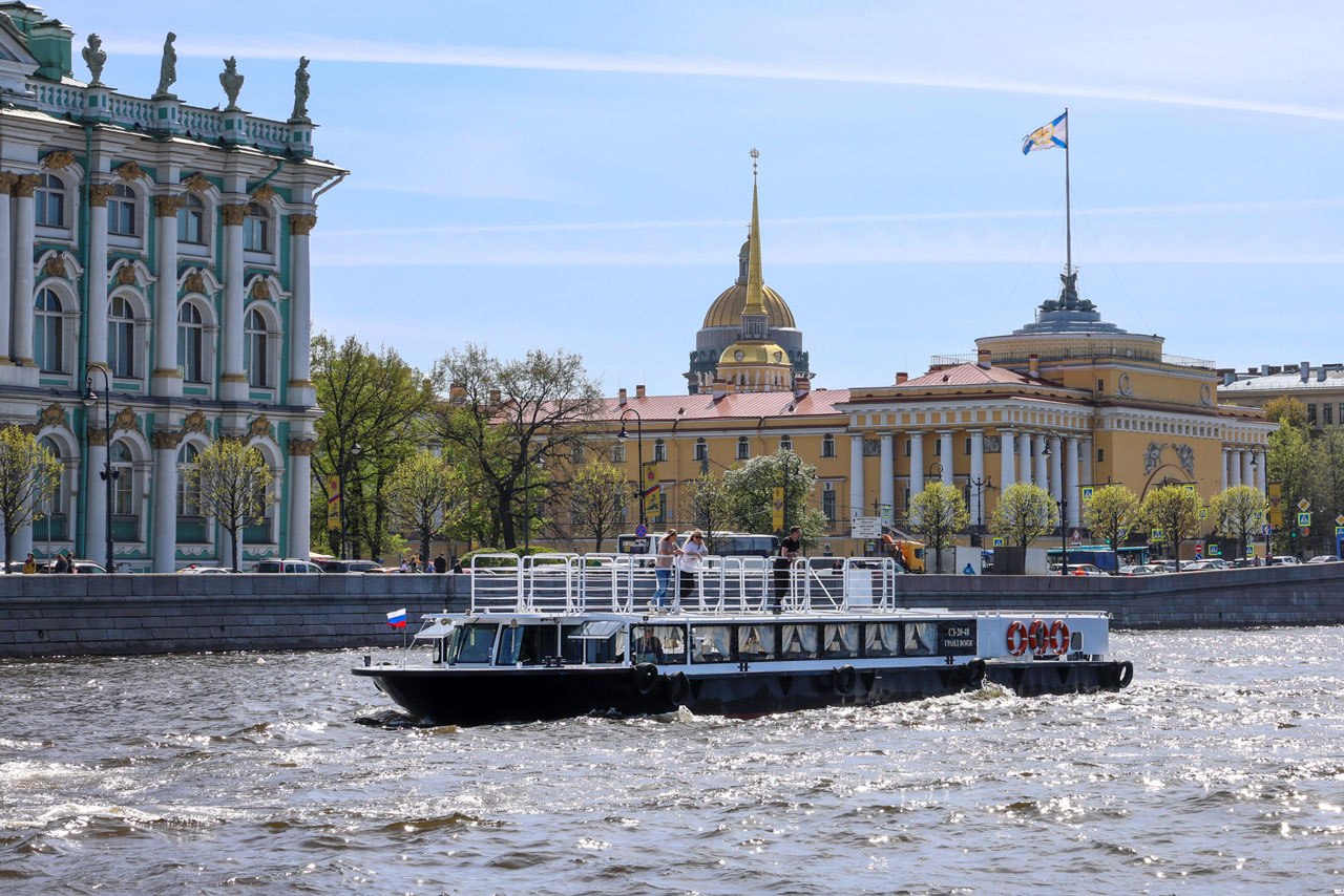 Борт «Гранд Вояж (Grand Voyage)» (теплоход) у причала на Петровской косе