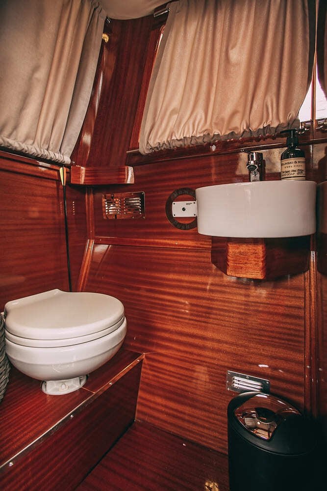 Гости поднимаются на катер «Венисса» перед выходом в акваторию