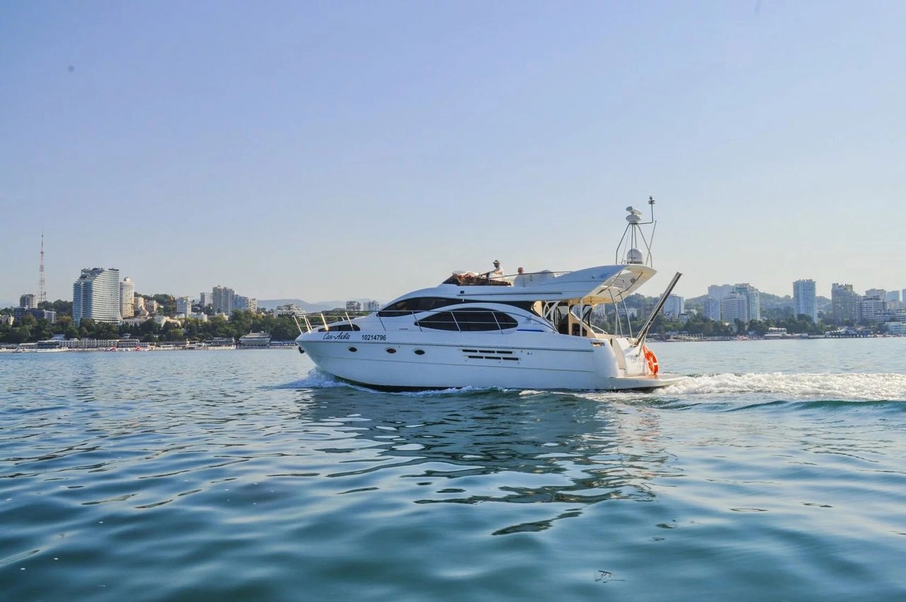 Борт «Азимут 46 / Azimut 46» (яхта) у причала на Петровской косе