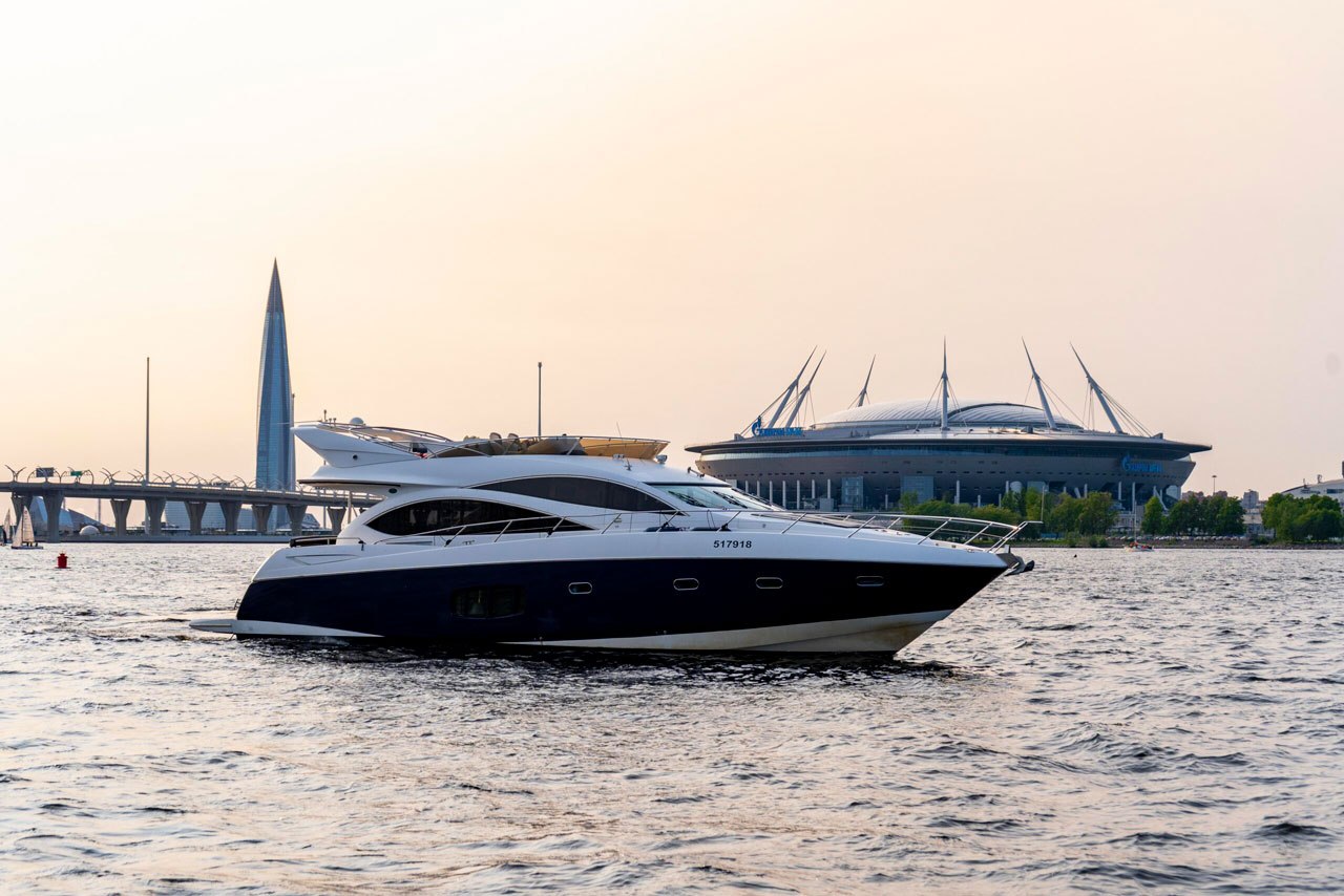 Борт «Sunseeker Pallada 70» (яхта) у причала на Петровской косе