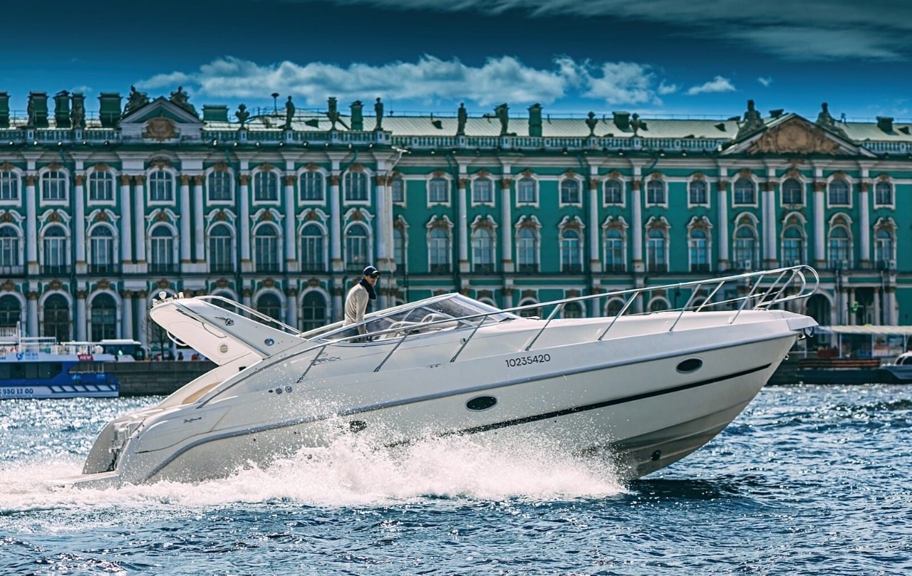Штурвал и рубка катера «Кранчи 34 / Cranchi 34» — снаряжение к рейсу