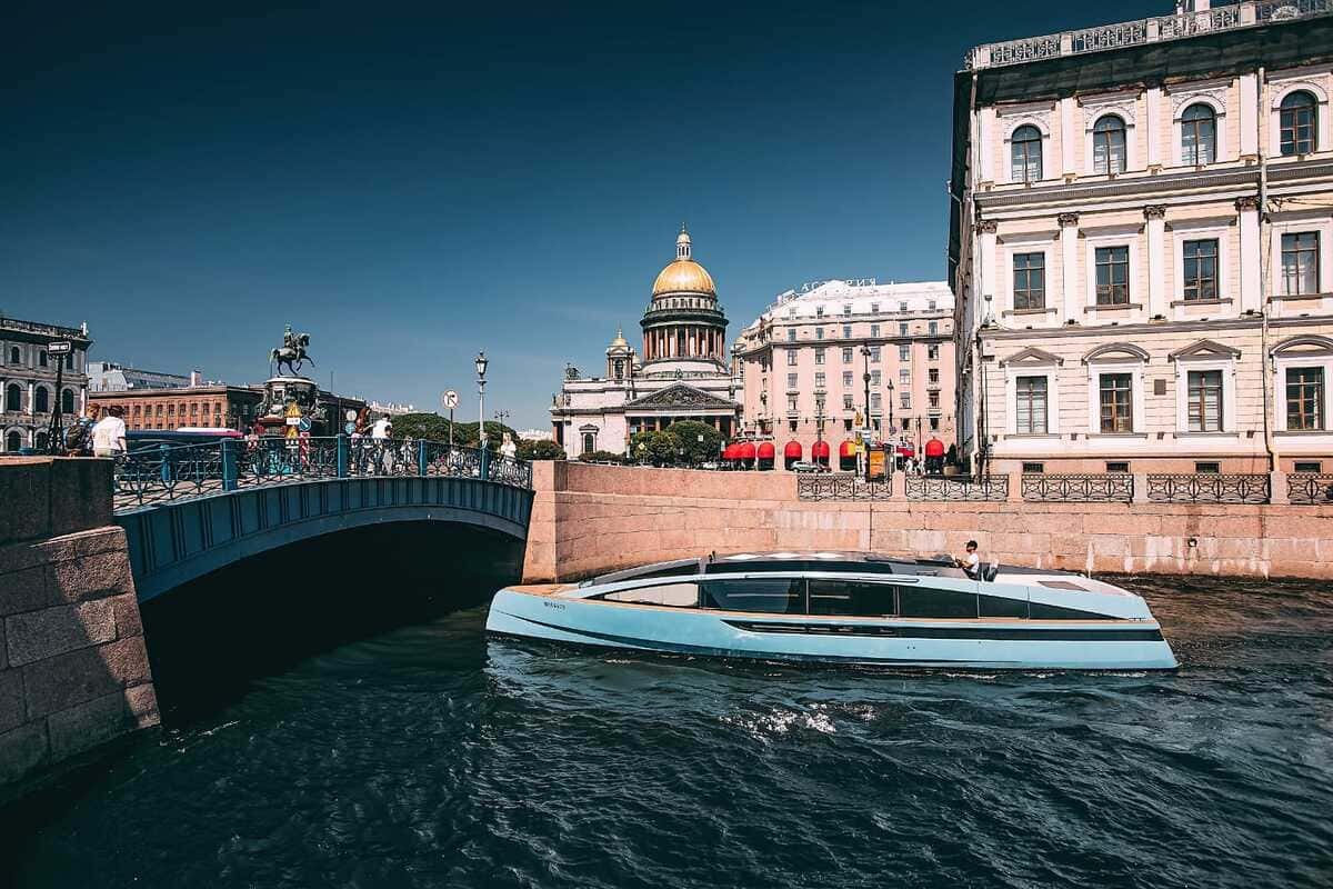 Борт «Монако» (катер) у причала на Петровской косе