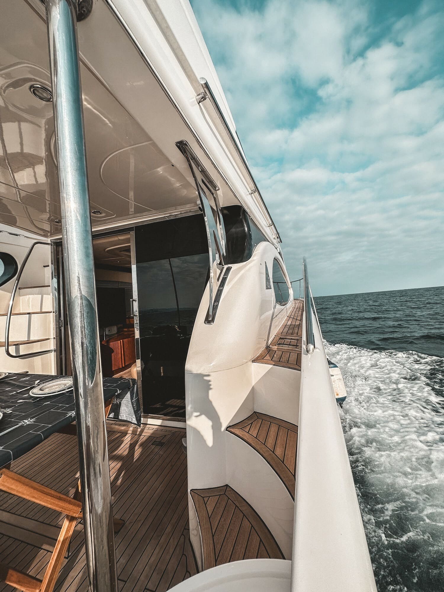 Кормовая палуба яхты «Азимут 46 / Azimut 46» для приёма гостей