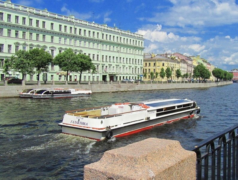 Гости поднимаются на теплоход «Галактика» перед выходом в акваторию (16)