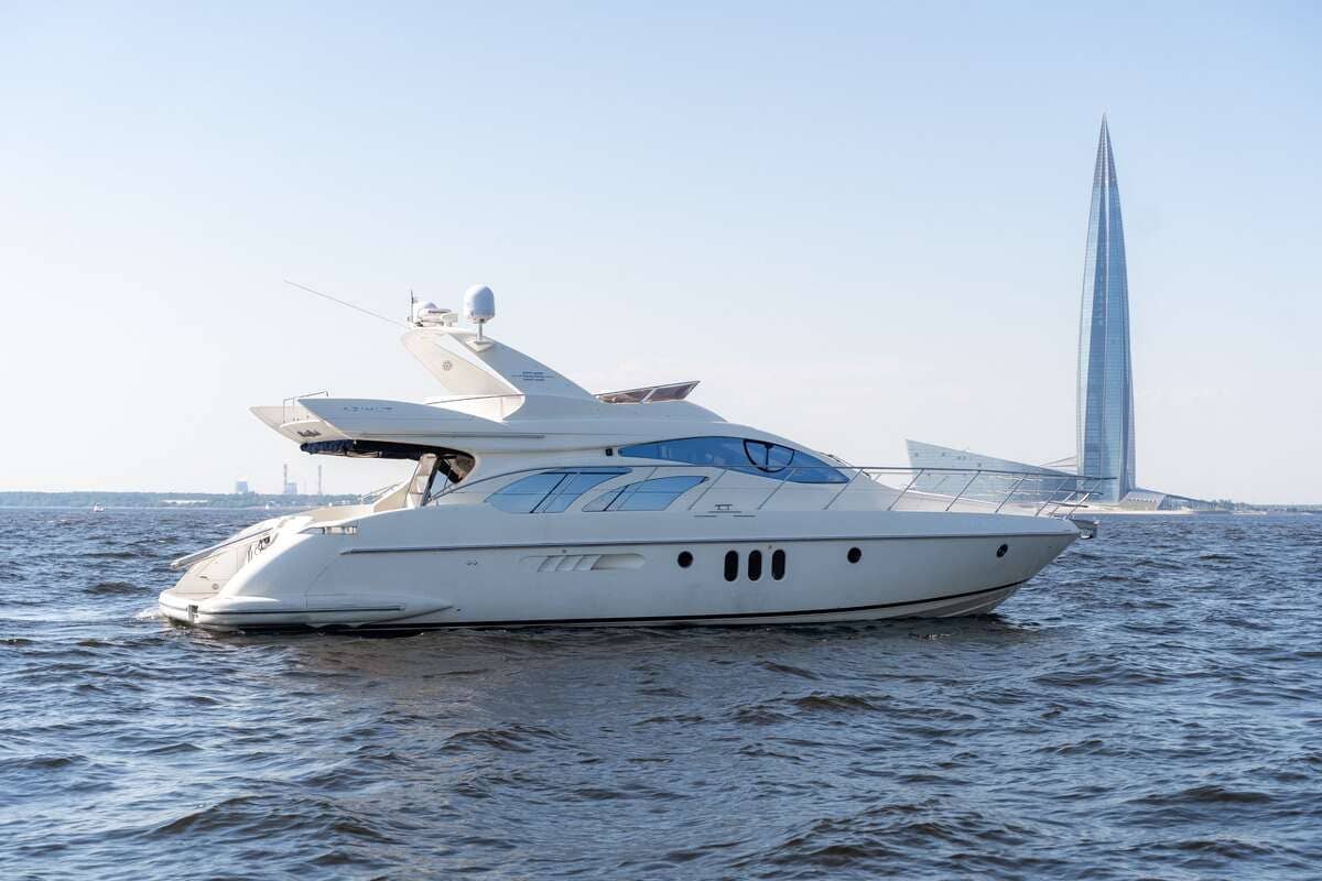 Борт «Азимут 55 / Azimut 55» (яхта) у причала на Петровской косе (14)