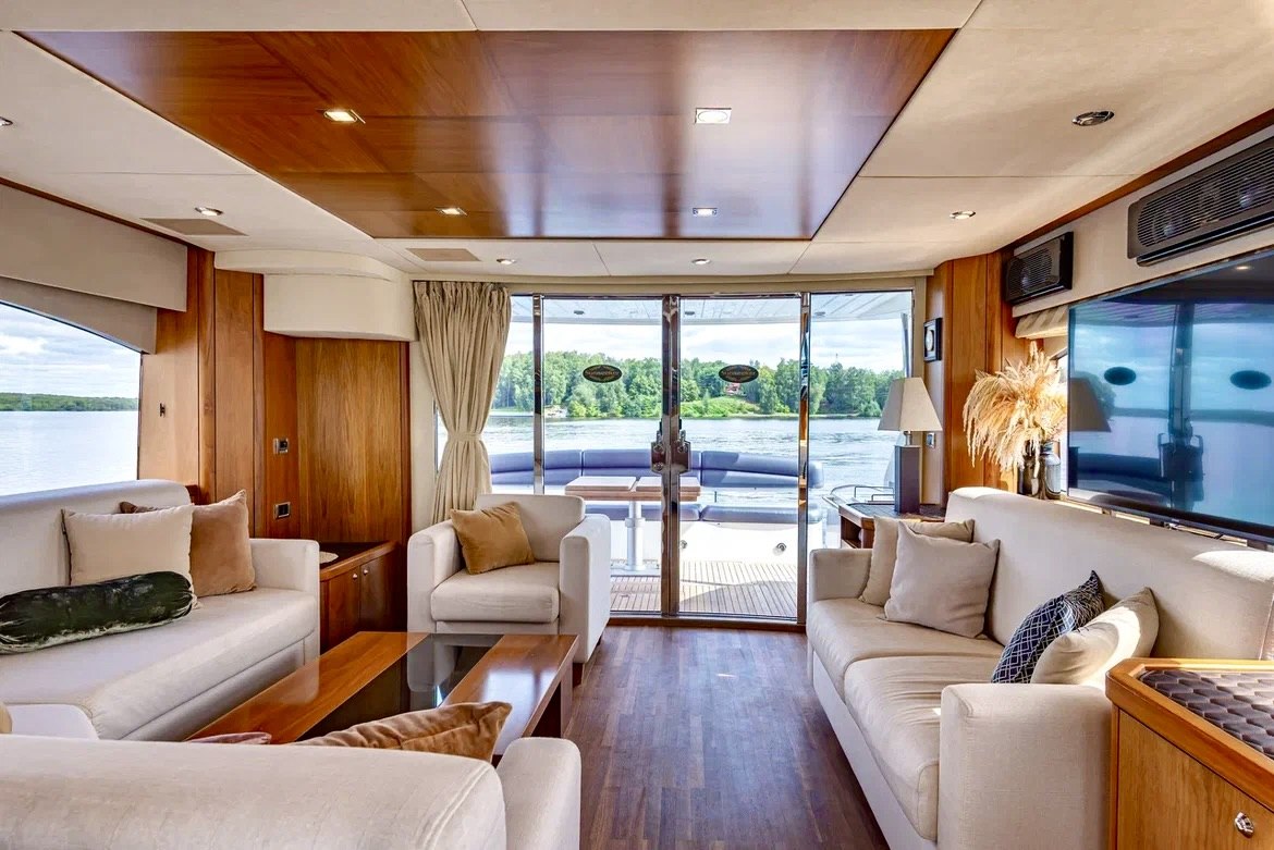Яхта «Sunseeker Pallada 70» под парусом на закате — Финский залив