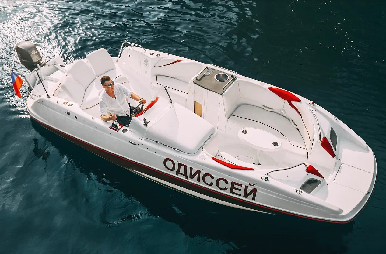 Катер «Одиссей» ночью у разводных мостов Петербурга