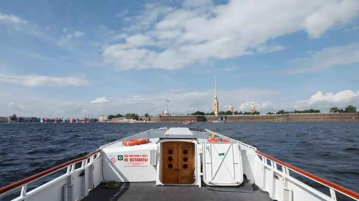 Гости поднимаются на теплоход «Галактика» перед выходом в акваторию